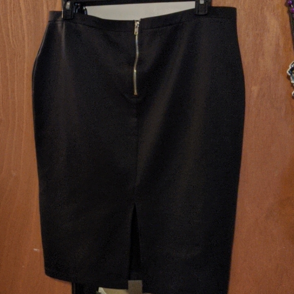 Black pencil skirt - Picture 2 of 2